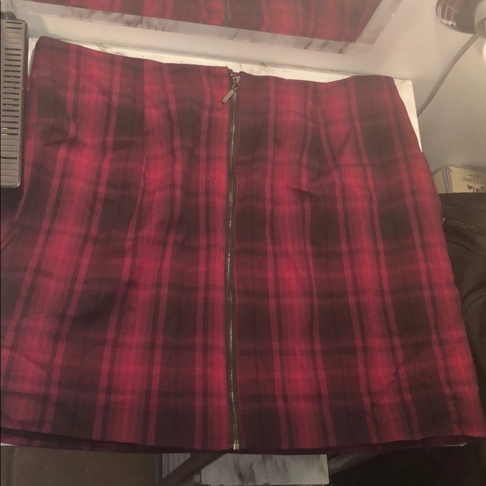 Red/burgundy plaid Torrid front zip up skirt
